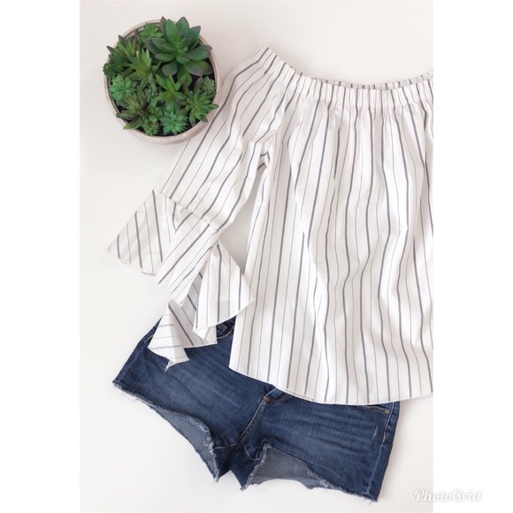 🎉PM EDITOR PICK 🎉Off Shoulder Flare Sleeve Top - Picture 2 of 4